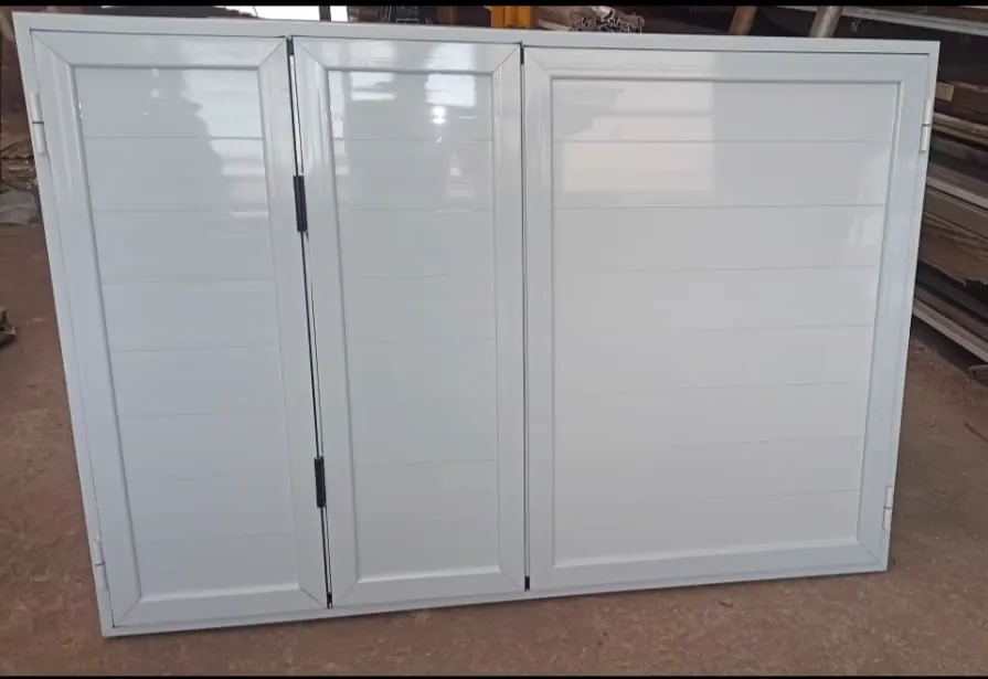 Postigos blancos de aluminio fabricados a medida